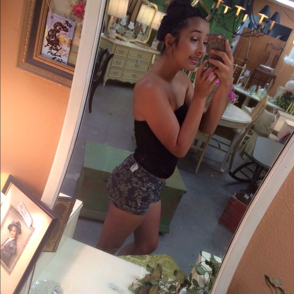 Profile Picture of Bri Detmer (@bridetmer) on Poshmark