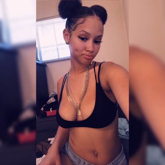 Profile Picture of Snow Snow (@snooww) on Poshmark
