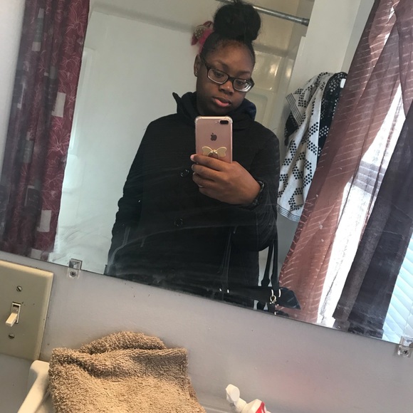 Profile Picture of Chyenne Fryar (@chy_enne) on Poshmark