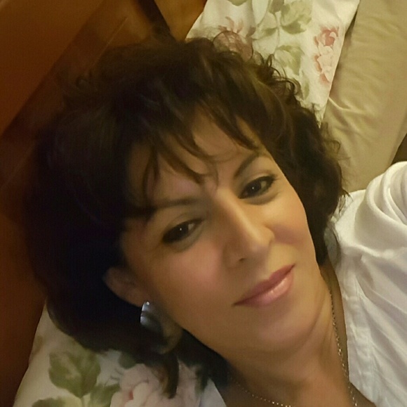 Profile Picture of Iris Robles (@comprasq23) on Poshmark