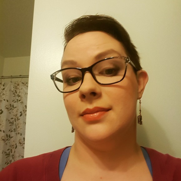 Profile Picture of Zoe Walsh (@lz1beau) on Poshmark