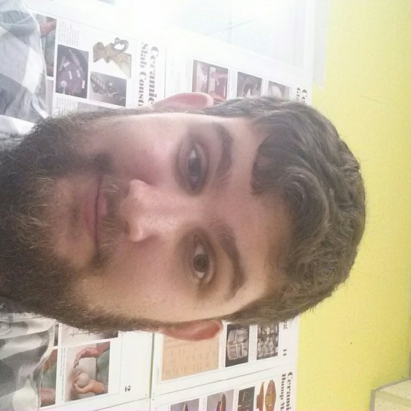 Profile Picture of Aaron Ledesma (@aaron_fayth1997) on Poshmark