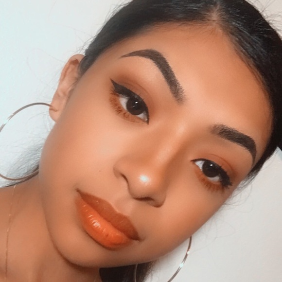 Profile Picture of Alondra Realeno (@alondrarealeno) on Poshmark