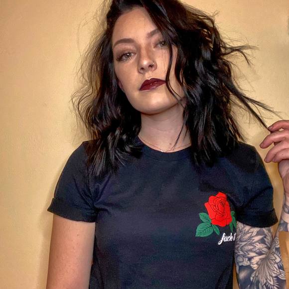 Profile Picture of Alexis Logsdon (@alexislogsdonm) on Poshmark