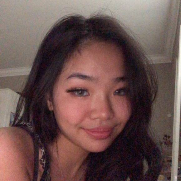 Profile Picture of Quynh Nguyen (@bluedomo123) on Poshmark