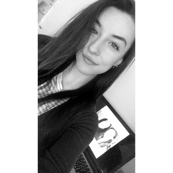 Profile Picture of Alex Lubeski (@lubeskia) on Poshmark