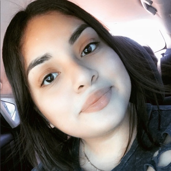 Profile Picture of Daniela Castaneda (@danielacasta125) on Poshmark
