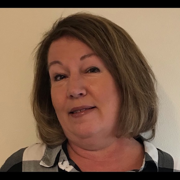 Profile Picture of Lisa Singleton (@baglady6727) on Poshmark