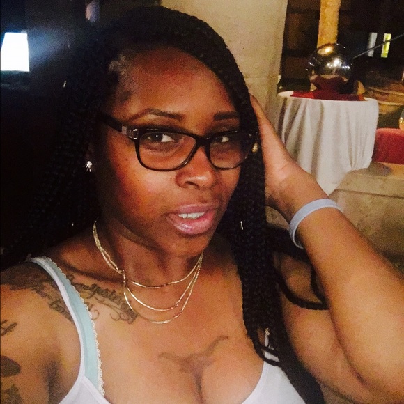 Profile Picture of Danielle Lomax (@sunshyne220) on Poshmark