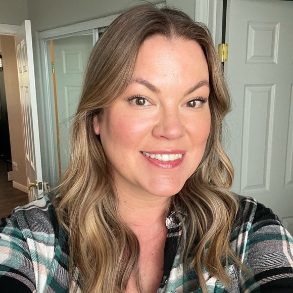 Profile Picture of April Fitzpatrick (@dolledup385) on Poshmark