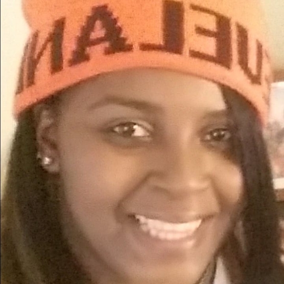 Profile Picture of Larita Allmond (@2_sho) on Poshmark