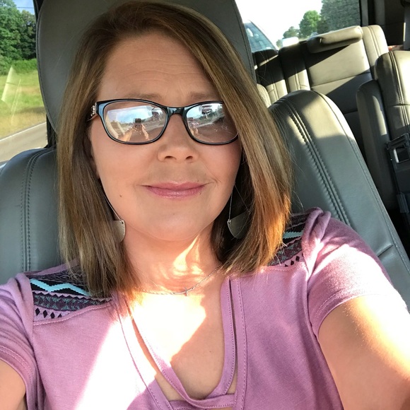 Profile Picture of Amy Glascoe (@amyglascoe62011) on Poshmark