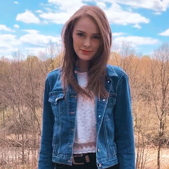 Profile Picture of Crystal Bryner (@crystalmb96) on Poshmark