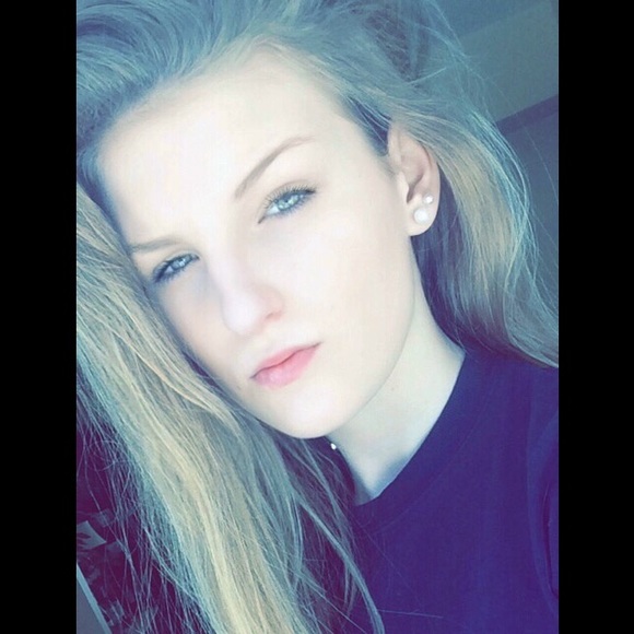 Profile Picture of Anna grace Bladen (@anna_grace1201) on Poshmark