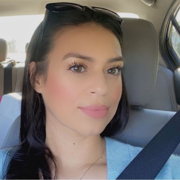 Profile Picture of Iris Lazo (@eliana10x) on Poshmark