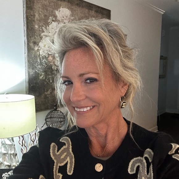 Profile Picture of Elizabeth Challenger (@buffychallenger) on Poshmark