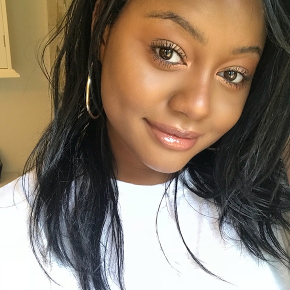 Profile Picture of Trida Easey (@tsimonex) on Poshmark