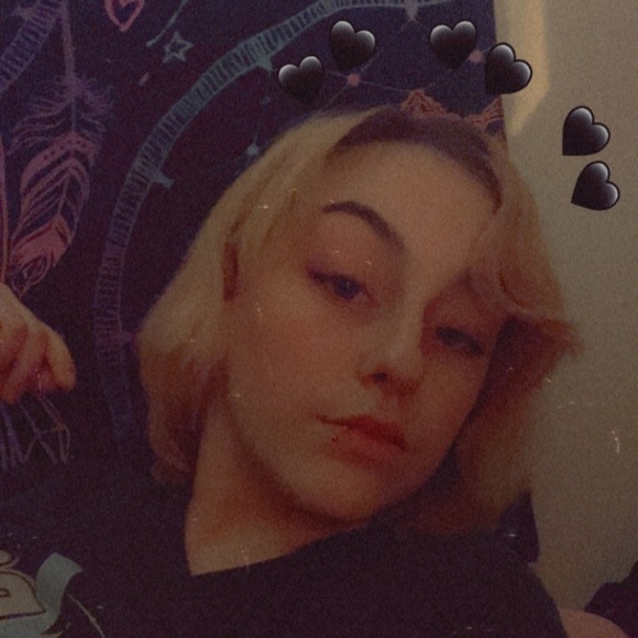 Profile Picture of Faye Shortley (@fayeshortley) on Poshmark