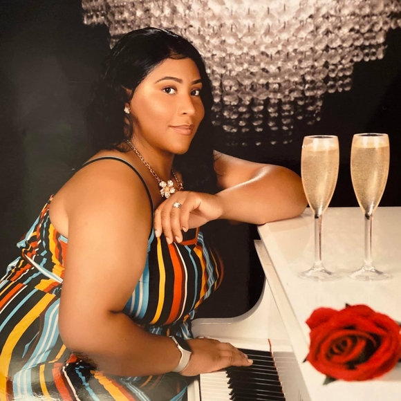 Profile Picture of Aisha Lockett (@aiperkin) on Poshmark