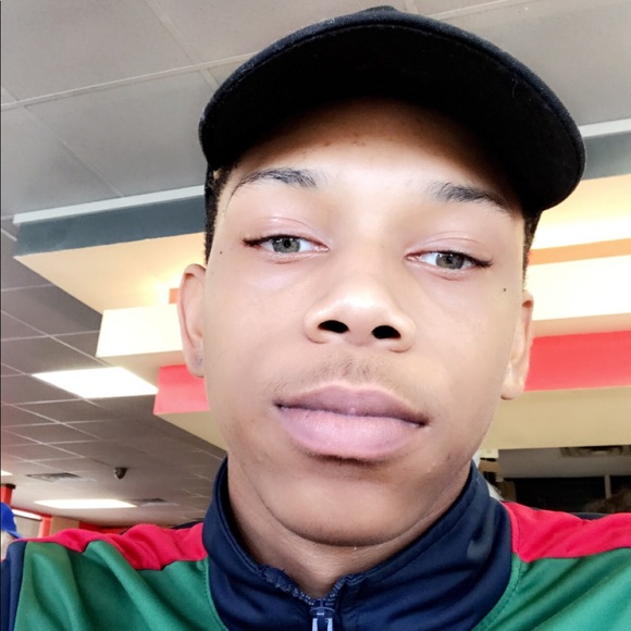 Profile Picture of Tyquavian Youmans (@shel0vesjeff1) on Poshmark