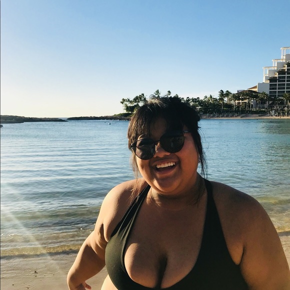 Profile Picture of Roselee Aguigui (@roseleeva) on Poshmark