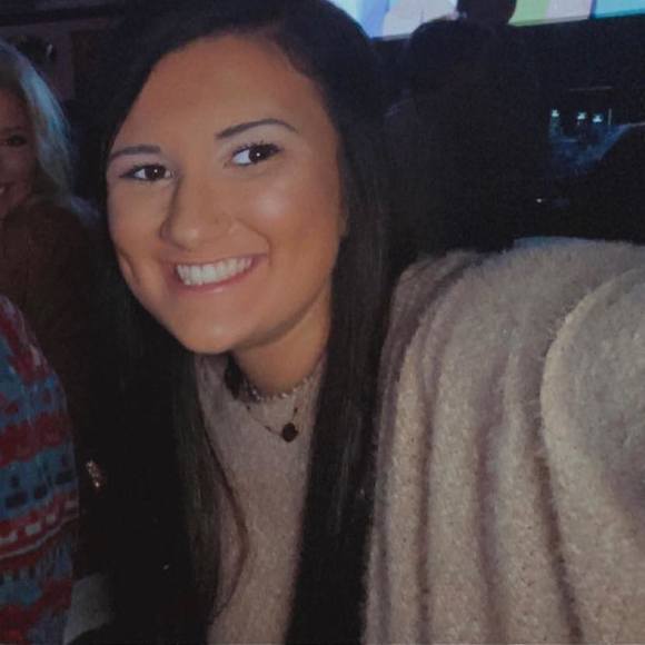 Profile Picture of Miranda Hall (@mhallranda) on Poshmark