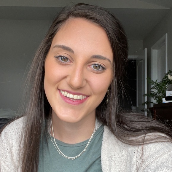 Profile Picture of Laney Dezanet (@laney1011) on Poshmark