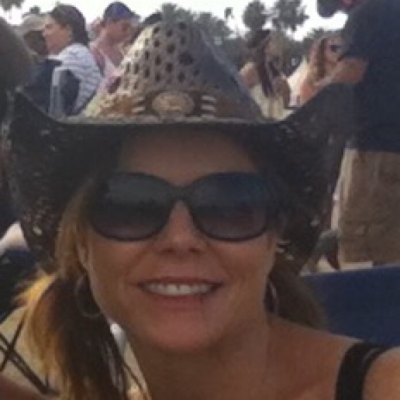 Profile Picture of Tammy Luce (@tammylucern) on Poshmark
