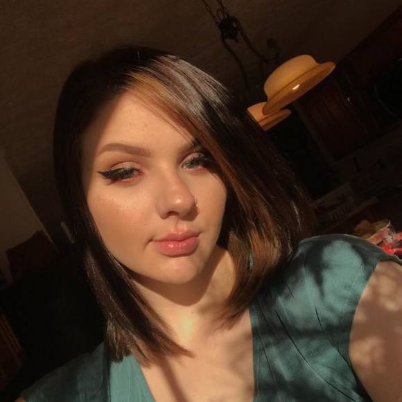 Profile Picture of Olivia Lockhart (@olivia_lockhart) on Poshmark