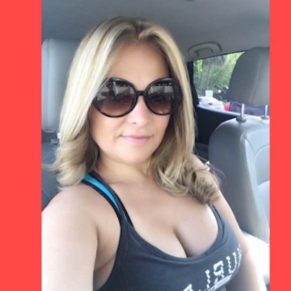 Mariuska Perez - Poshmark Profile Picture of Mariuska Perez (@mariuska75) on Poshmark