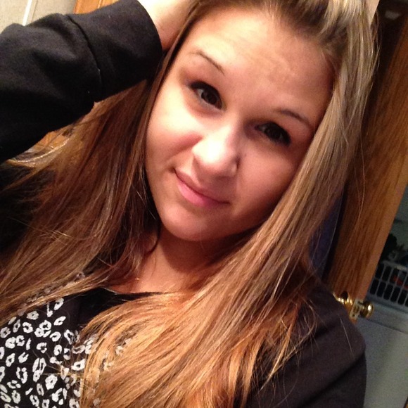 Profile Picture of Niki Husick (@nikihusick) on Poshmark