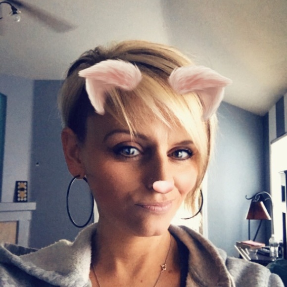 Profile Picture of Amber Wilbur (@ambwilbur) on Poshmark