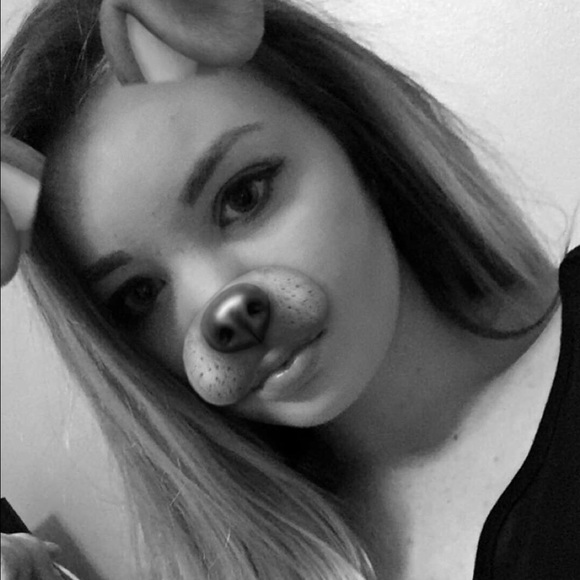 Profile Picture of Cheyanne Crusinberry (@cheeyaanneee) on Poshmark