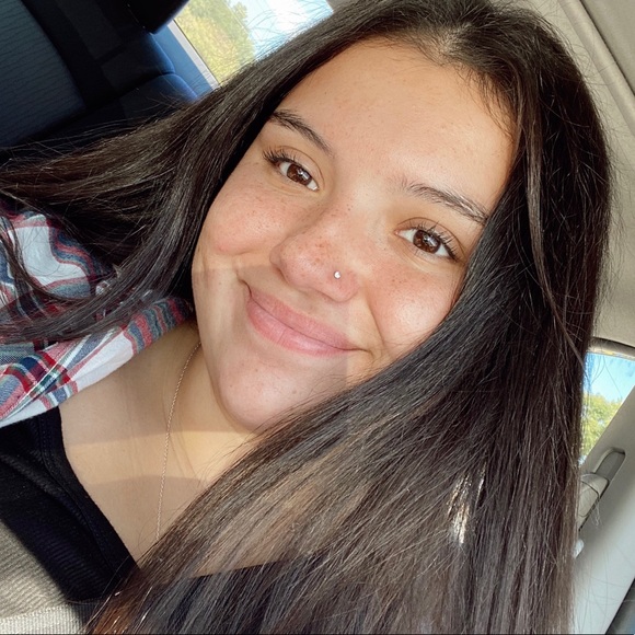 Profile Picture of Taylor Weade (@taylorweade) on Poshmark