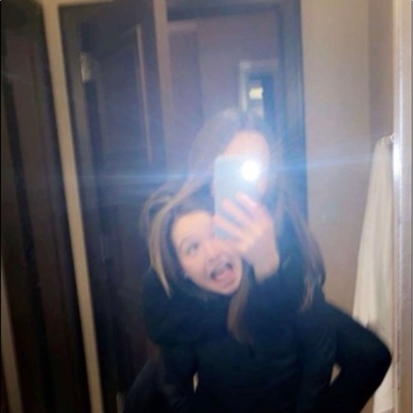Profile Picture of Emma Hendry (@emmahendry06) on Poshmark
