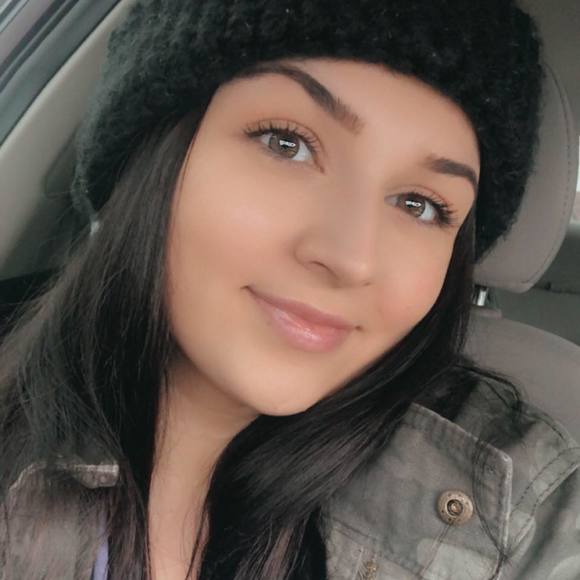 Profile Picture of Hannah Simmonds (@hannahsimmonds) on Poshmark