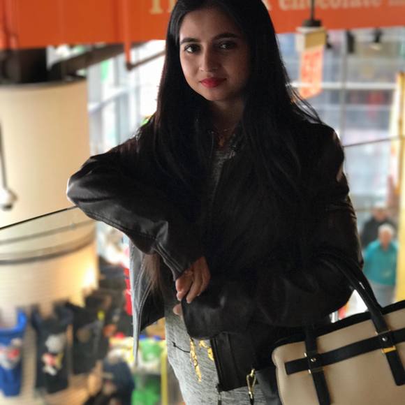 Profile Picture of Naina Dabadi (@nainadabadi32) on Poshmark