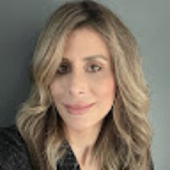 Profile Picture of Amy Hebert (@amyhsellsvegas) on Poshmark