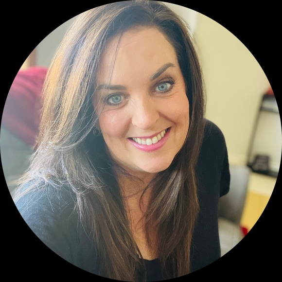 Profile Picture of Paula Bickford (@paula_canada) on Poshmark