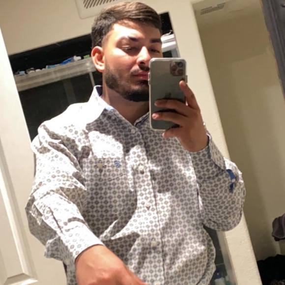 Profile Picture of Jeff Baeza (@jeffbaeza) on Poshmark