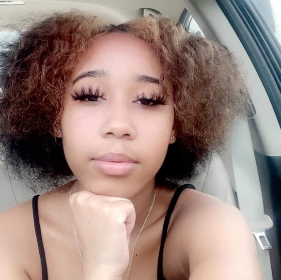 Profile Picture of Lolita Searles (@lolitasearles) on Poshmark