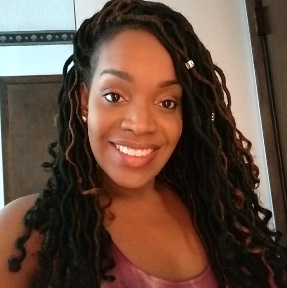 Profile Picture of Essence Perry (@msperry22) on Poshmark