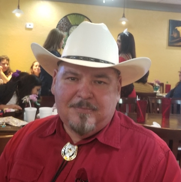 Profile Picture of Rene Salinas (@rsal418605) on Poshmark