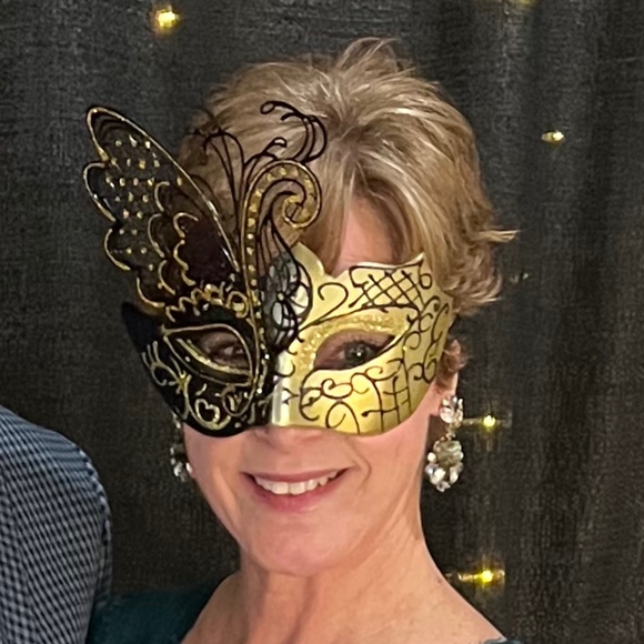 Christie Malmberg - Poshmark Profile Picture of Christie Malmberg (@rosesrred5922) on Poshmark