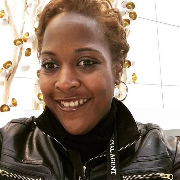 Profile Picture of Ziara Albritton (@araiz83) on Poshmark