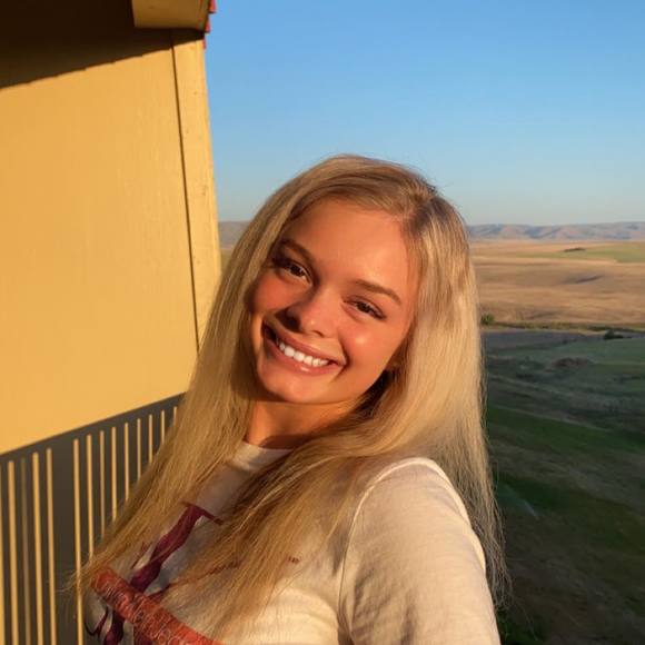 Profile Picture of Avaley Mortimore (@avaleymortimore) on Poshmark