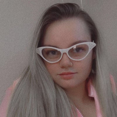 Profile Picture of Sarah Weeks (@sarahweekss) on Twitter