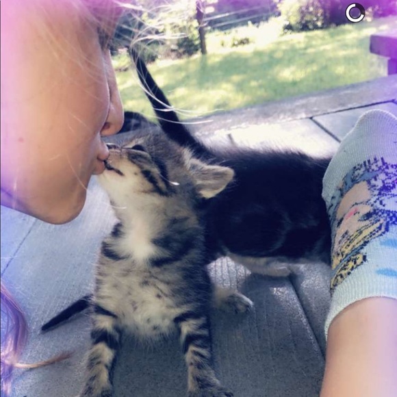 Profile Picture of Ella Emison (@ellemi25) on Poshmark