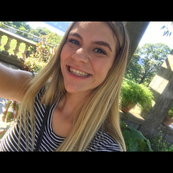 Profile Picture of Jenna Speranza (@jenmich14) on Poshmark