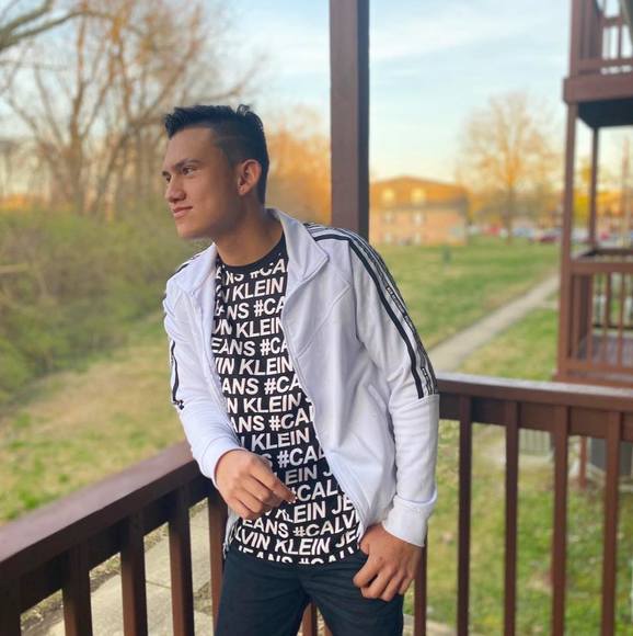 Profile Picture of Julian C parra (@avivajulian21) on Poshmark